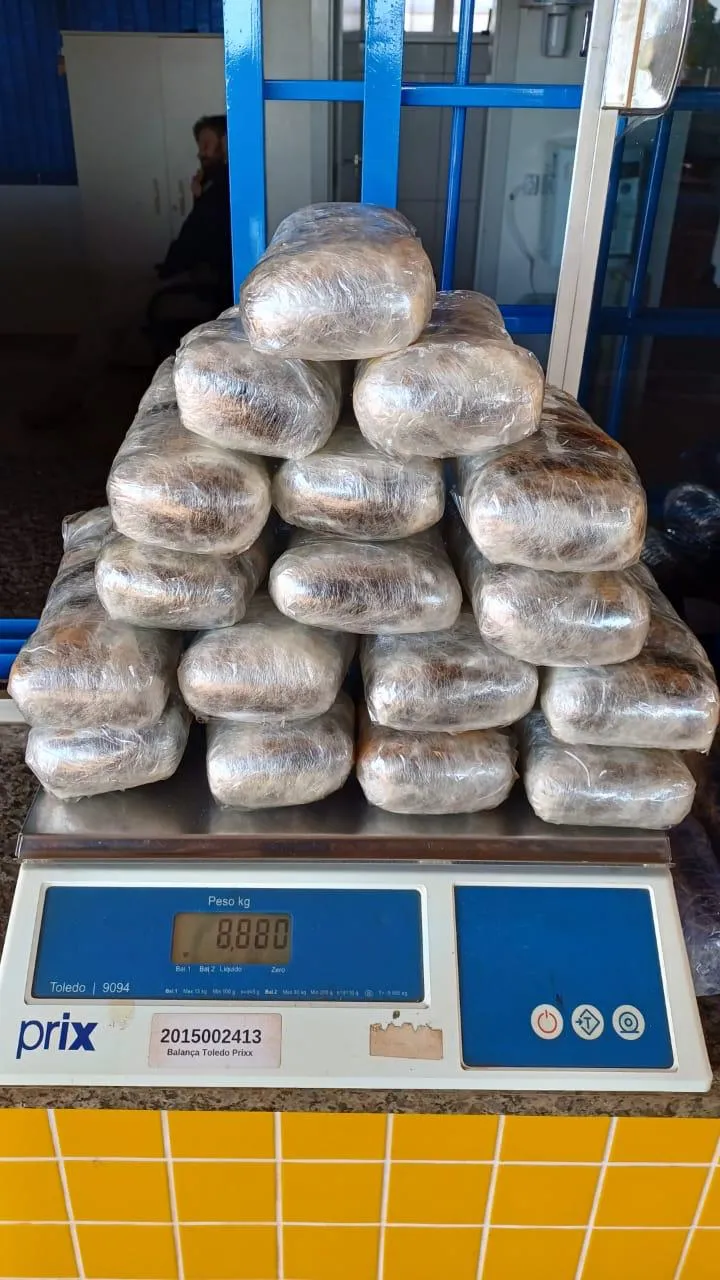 PRF apreende mais de 15 quilos de Haxixe escondidos na caixa de ar em um veículo, em Guaíra (PR)