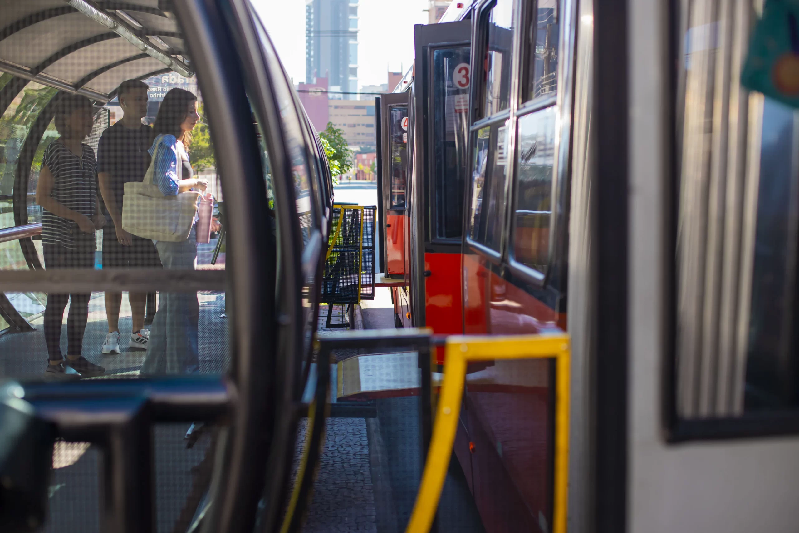 Urbs testa anteparo contra fura-catracas em estação-tubo de Curitiba