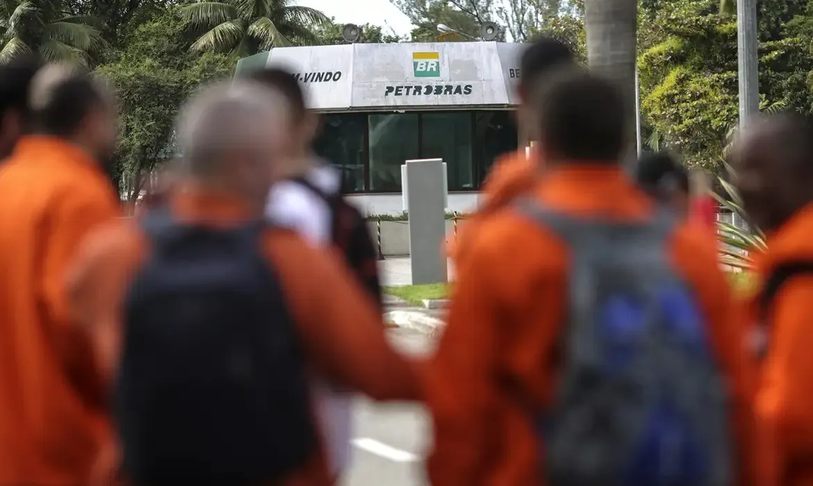 Petroleiros param por 24 horas contra mudanças no teletrabalho e PLR