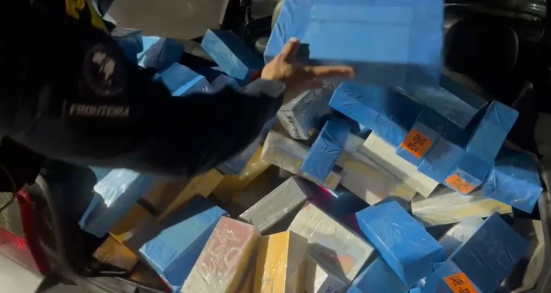 PRF apreende veículo carregado com celulares na BR-277, em Cascavel