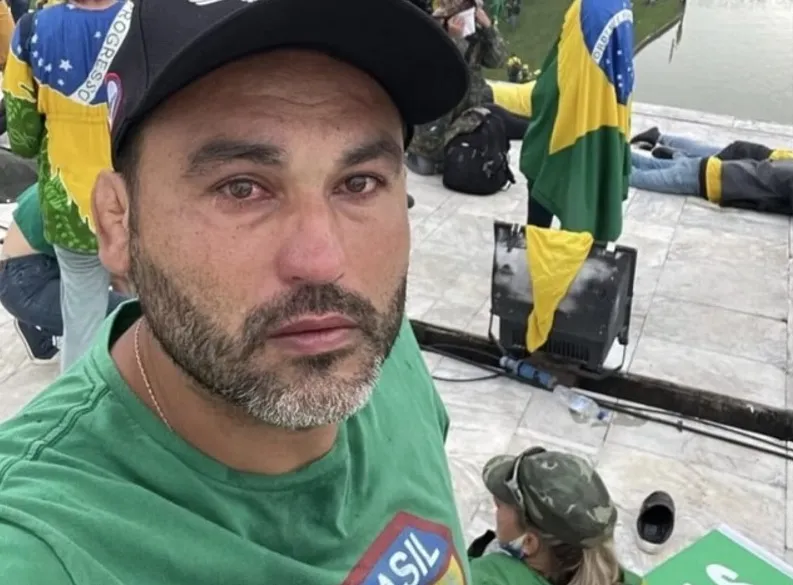 Moraes pede que defesa esclareça se Léo Índio fugiu para a Argentina