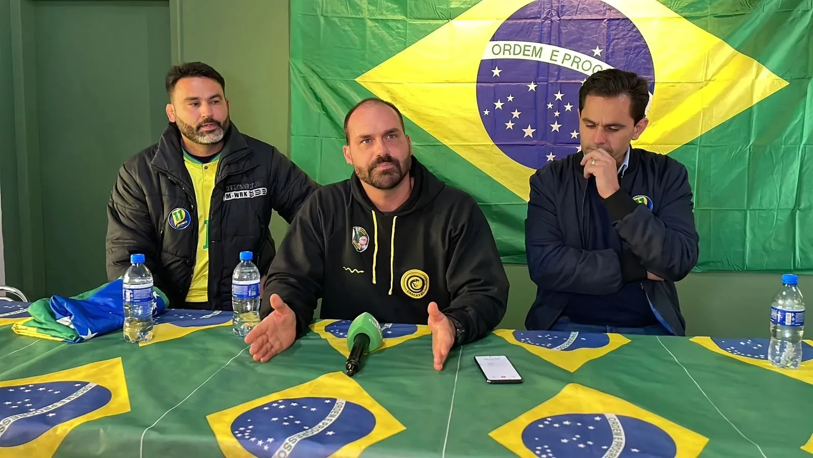 Em entrevista no Cantini, Leo Bolsonaro afirma estar foragido na Argentina