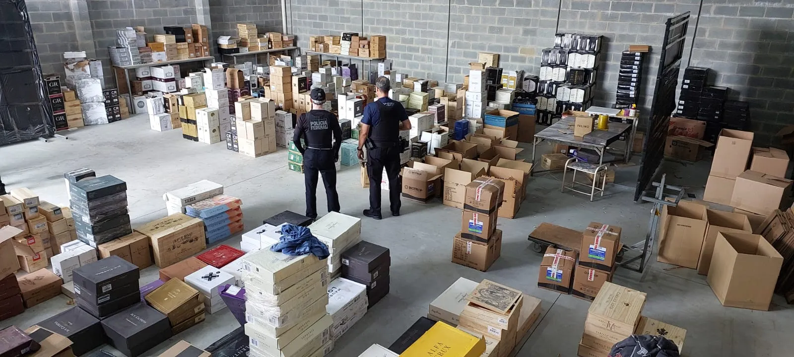 Polícia Federal e Receita fecham depósito clandestino de bebidas em Fazenda Rio Grande