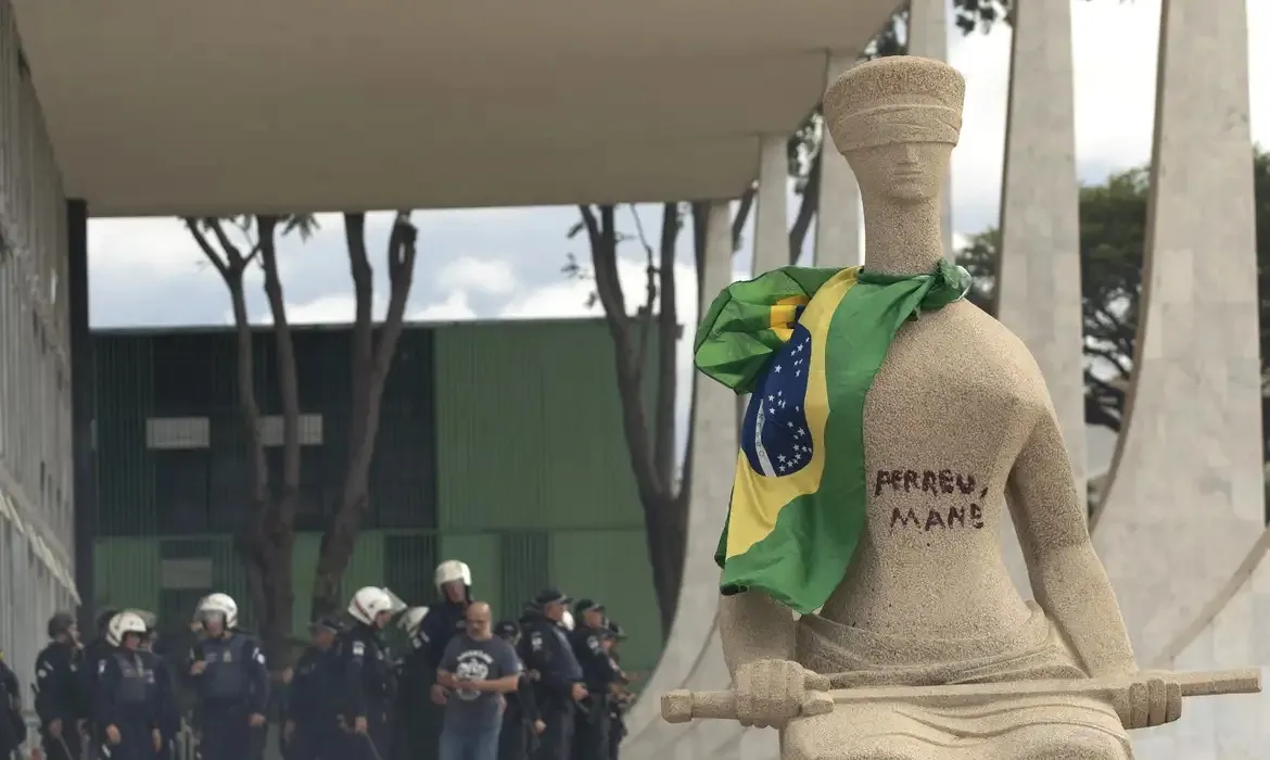Moraes concede prisão domiciliar a mulher que pichou estátua no STF