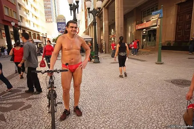 Morre Oil Man, um ícone da cidade de Curitiba