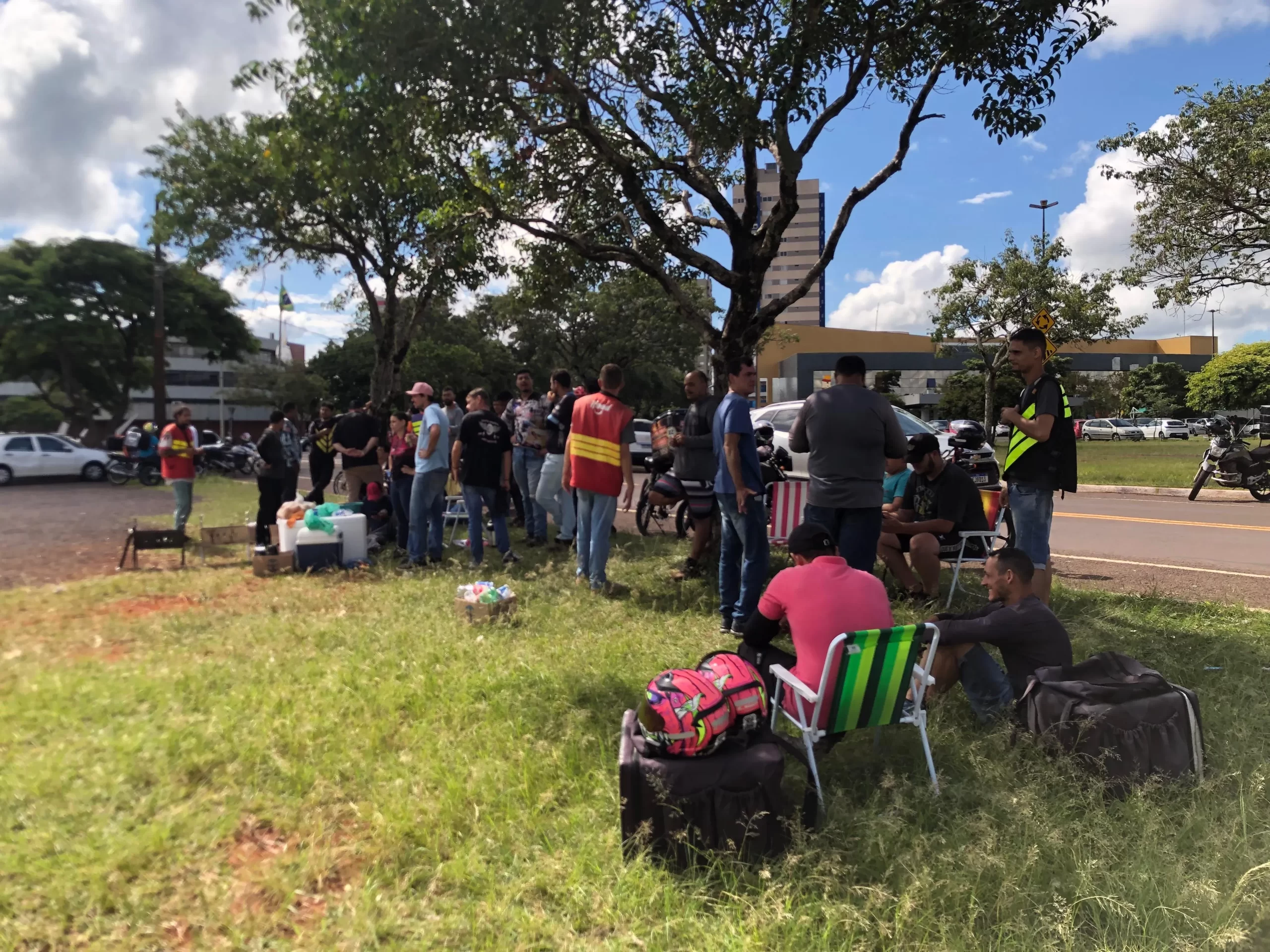 Entregadores de aplicativo realizam paralisação pedindo por reajuste de tarifas