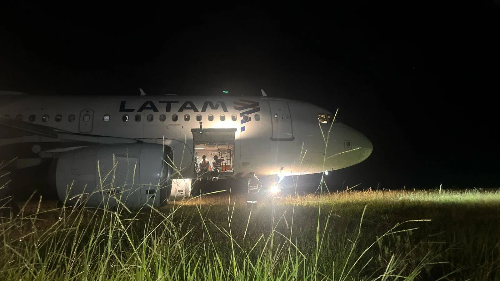 Avião da Latam sai da pista durante pouso no aeroporto de Chapecó
