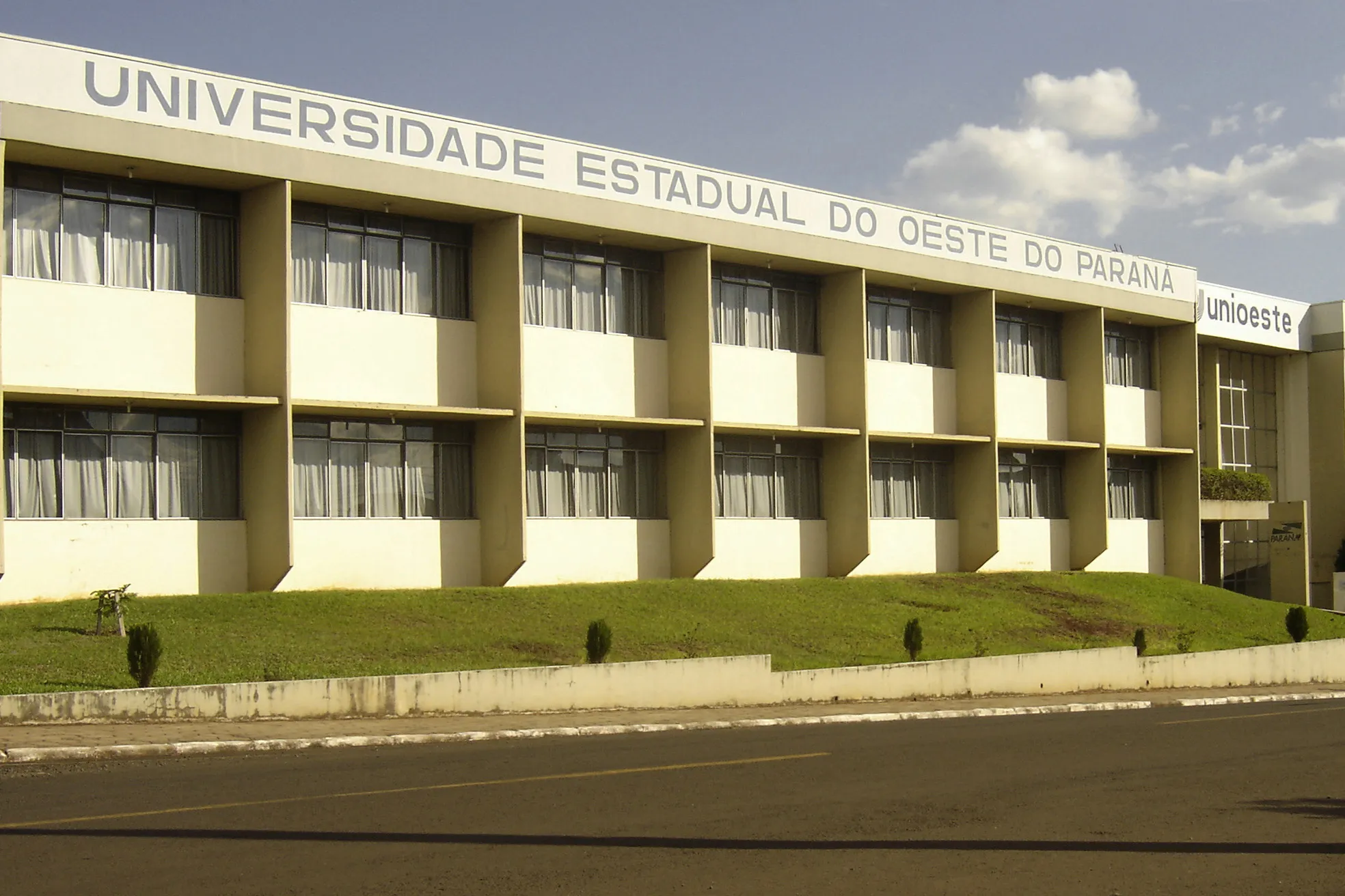 Unioeste publica três editais para contratar novos agentes universitários