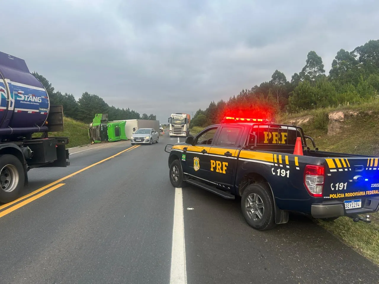 Caminhão tomba na BR-277 em Porto Amazonas e interdita parcialmente a pista