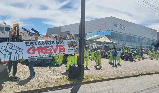 Em greve, funcionários liberam cancelas na praça de pedágio de Irati