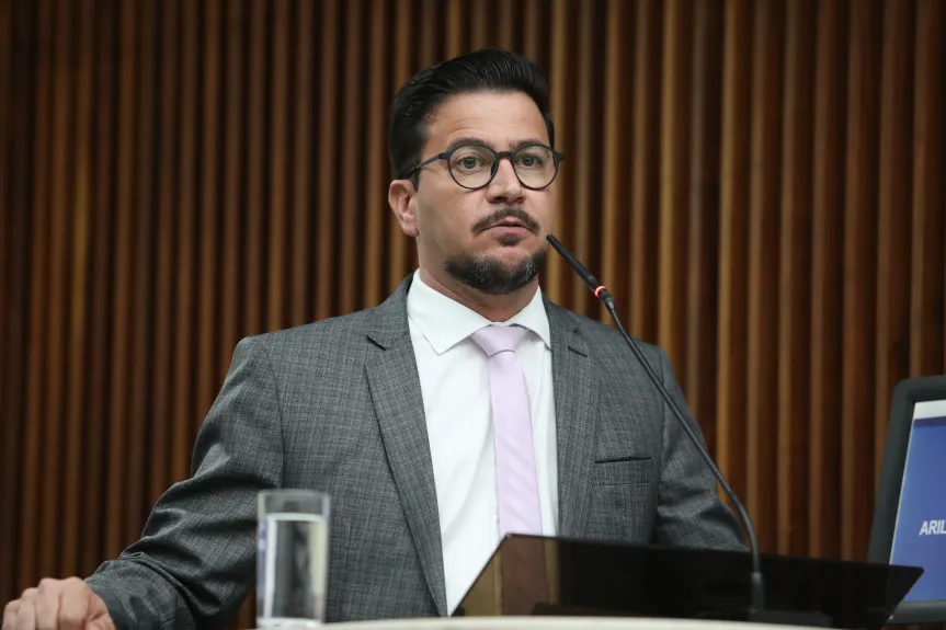 “Governo do Paraná libera dados sensíveis à fundação contratada sem licitação”, alerta líder da Oposição