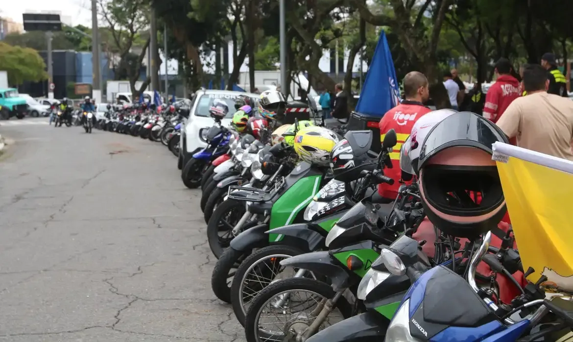 Três em dez entregadores de comida enfrentam insegurança alimentar