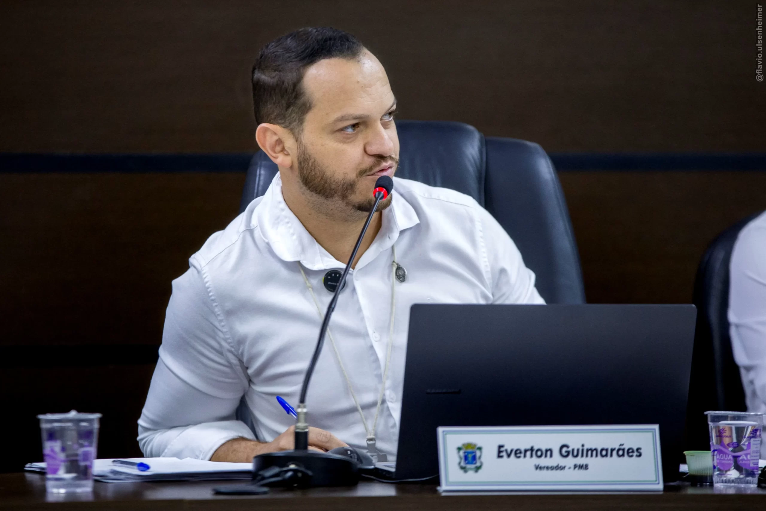 Everton Guimarães pede certidão anual de antecedentes para servidores da Educação