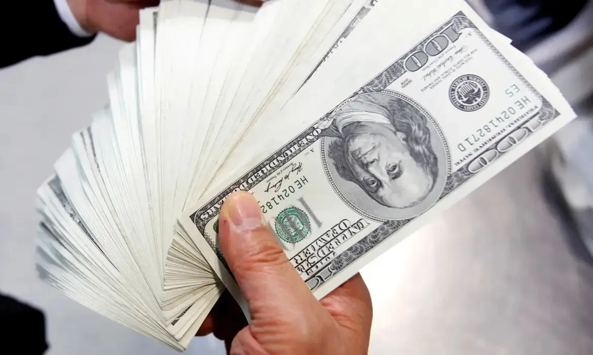 Dólar desaba após tarifas de Trump e atinge menor valor em seis meses