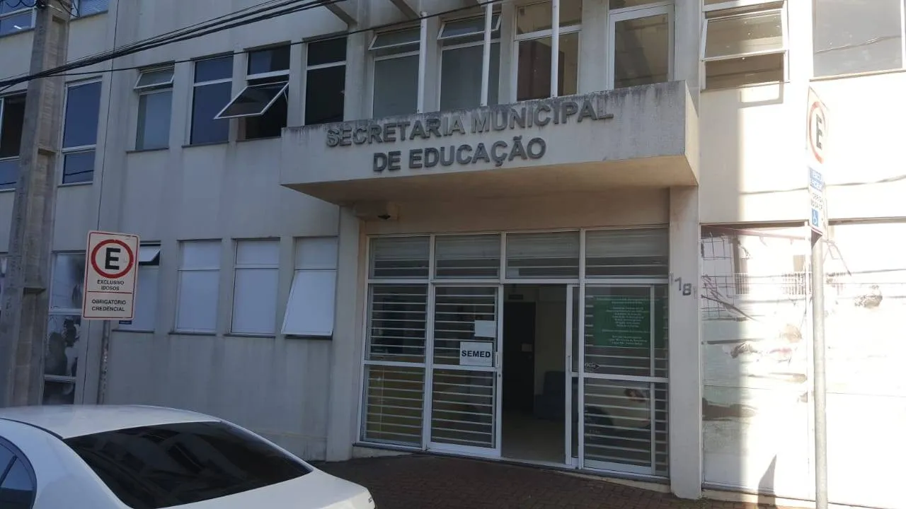 Agente escolar denunciado por abuso seguiu atuando por quase cinco anos; pais protestam