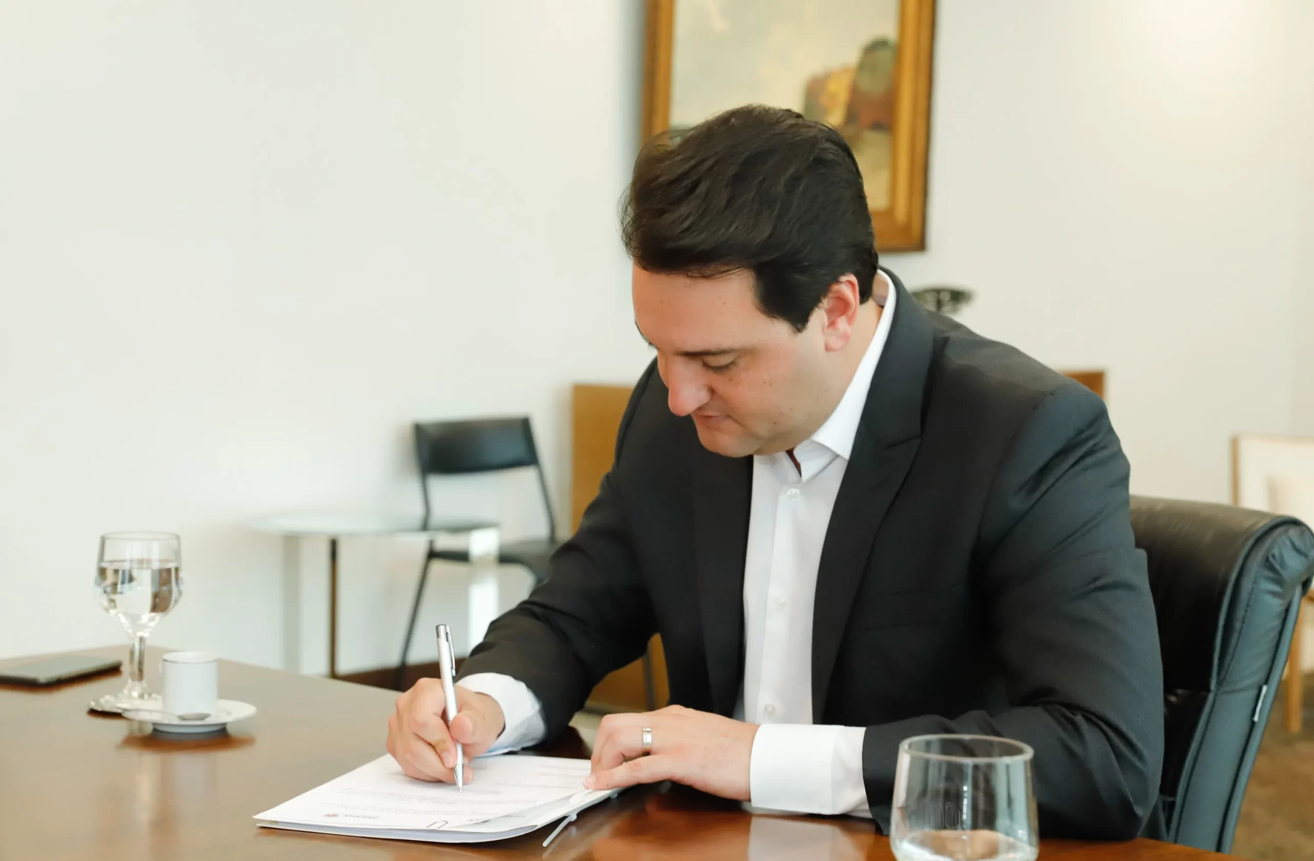 Maior do Brasil: governador assina decreto e piso regional do Paraná chega até R$ 2,2 mil