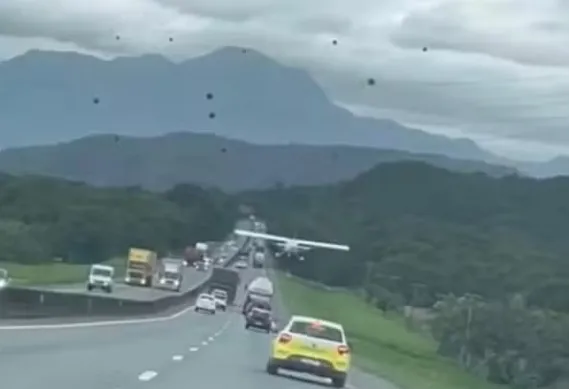 Avião faz pouso de emergência em rodovia movimentada de Santa Catarina