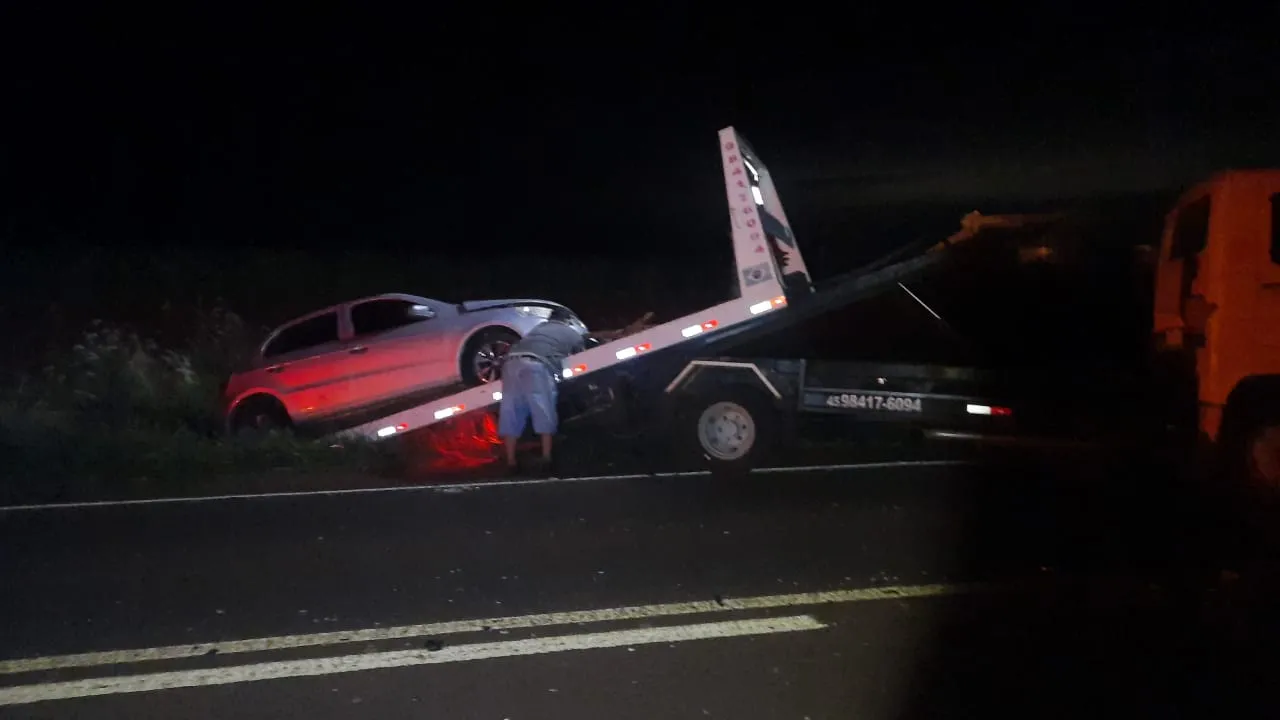 Batida frontal deixa duas pessoas feridas na PR-585