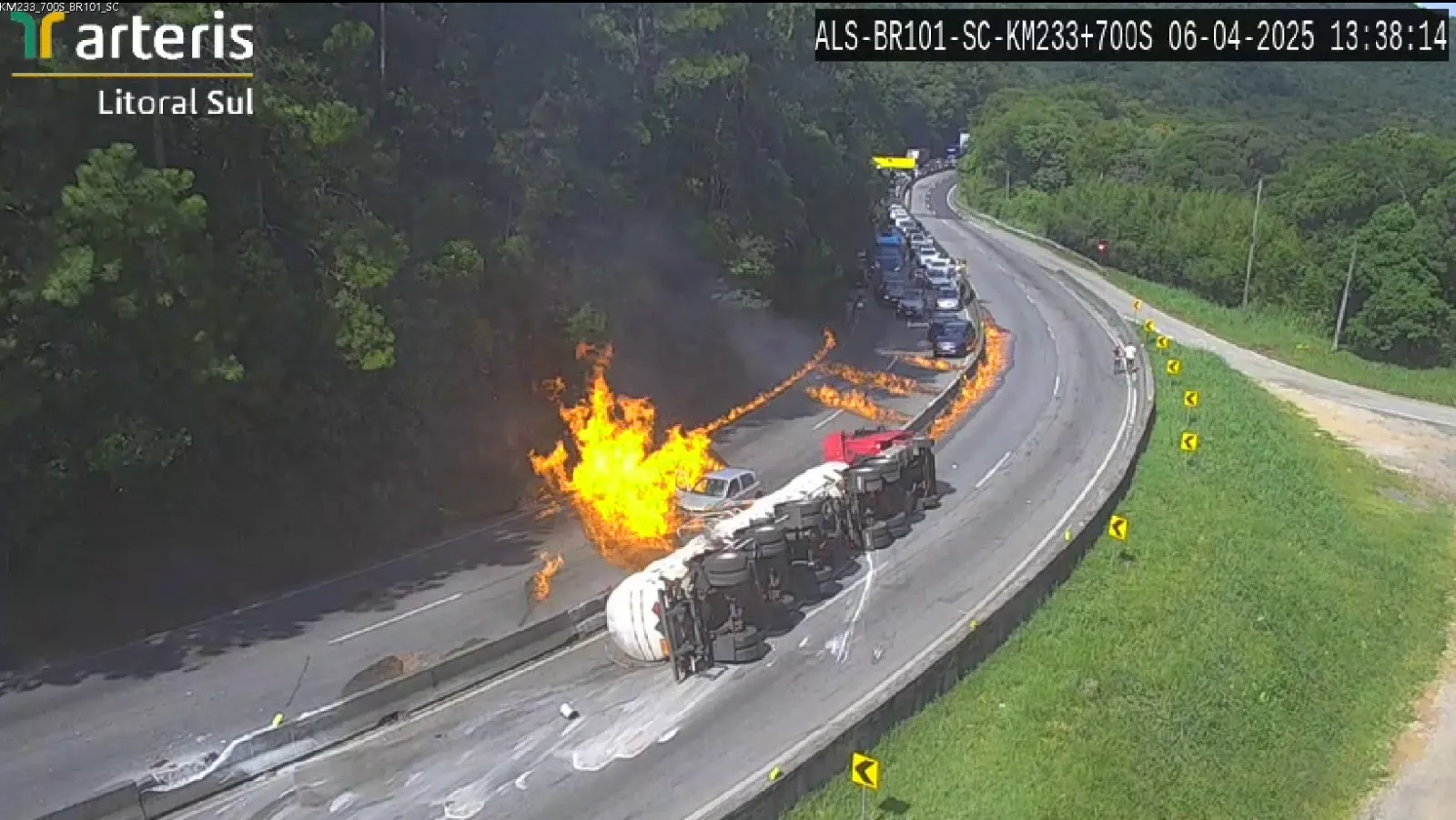 Carreta carregada com combustível tomba, explode e fogo atinge vários carros em rodovia