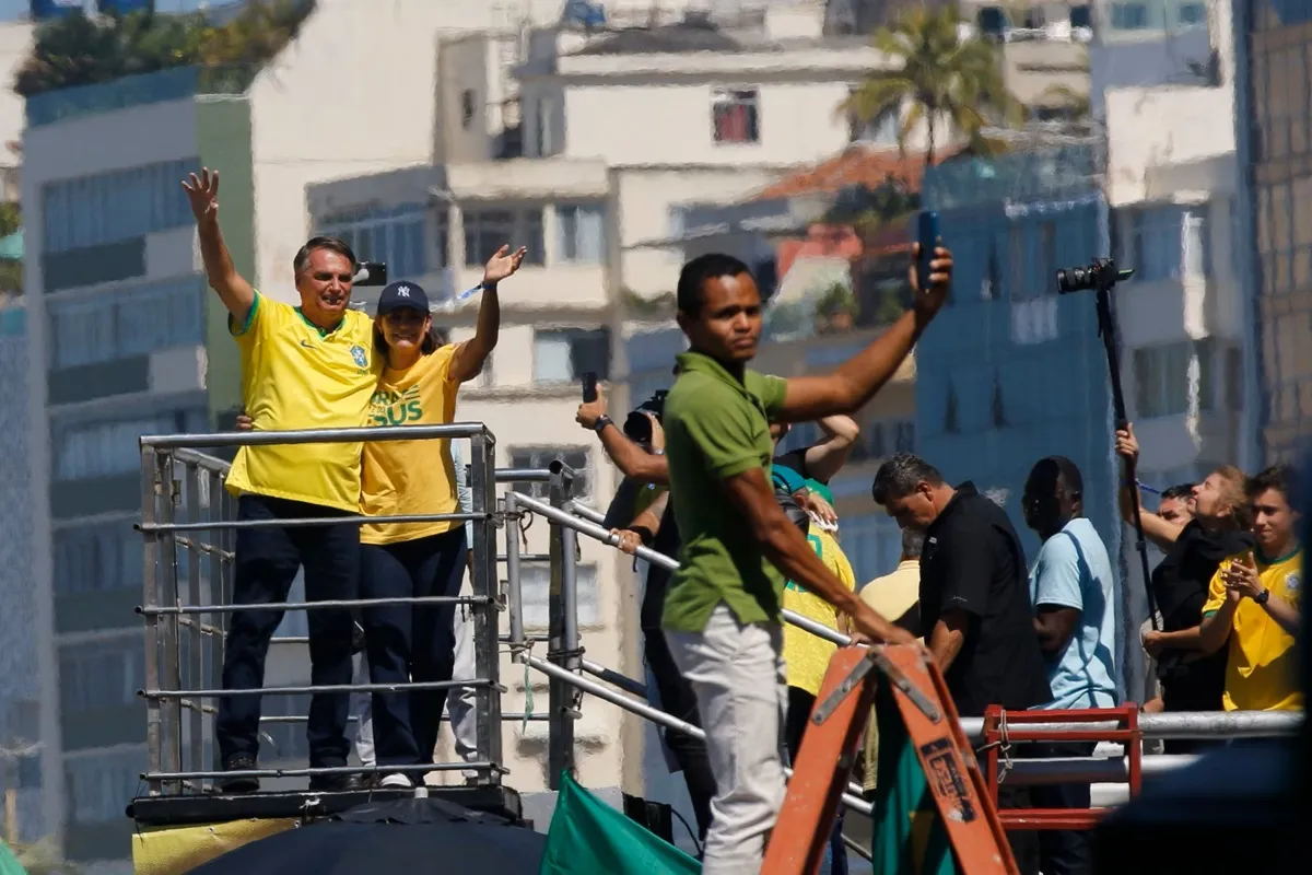 Bolsonaro nega tentativa de golpe e diz esperar por “ajuda externa”