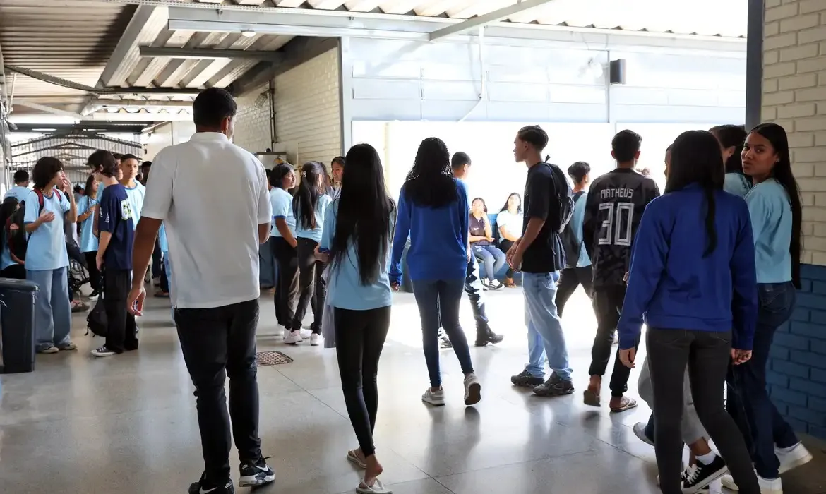 Pé-de-Meia: alunos nascidos em novembro e dezembro recebem 1ª parcela