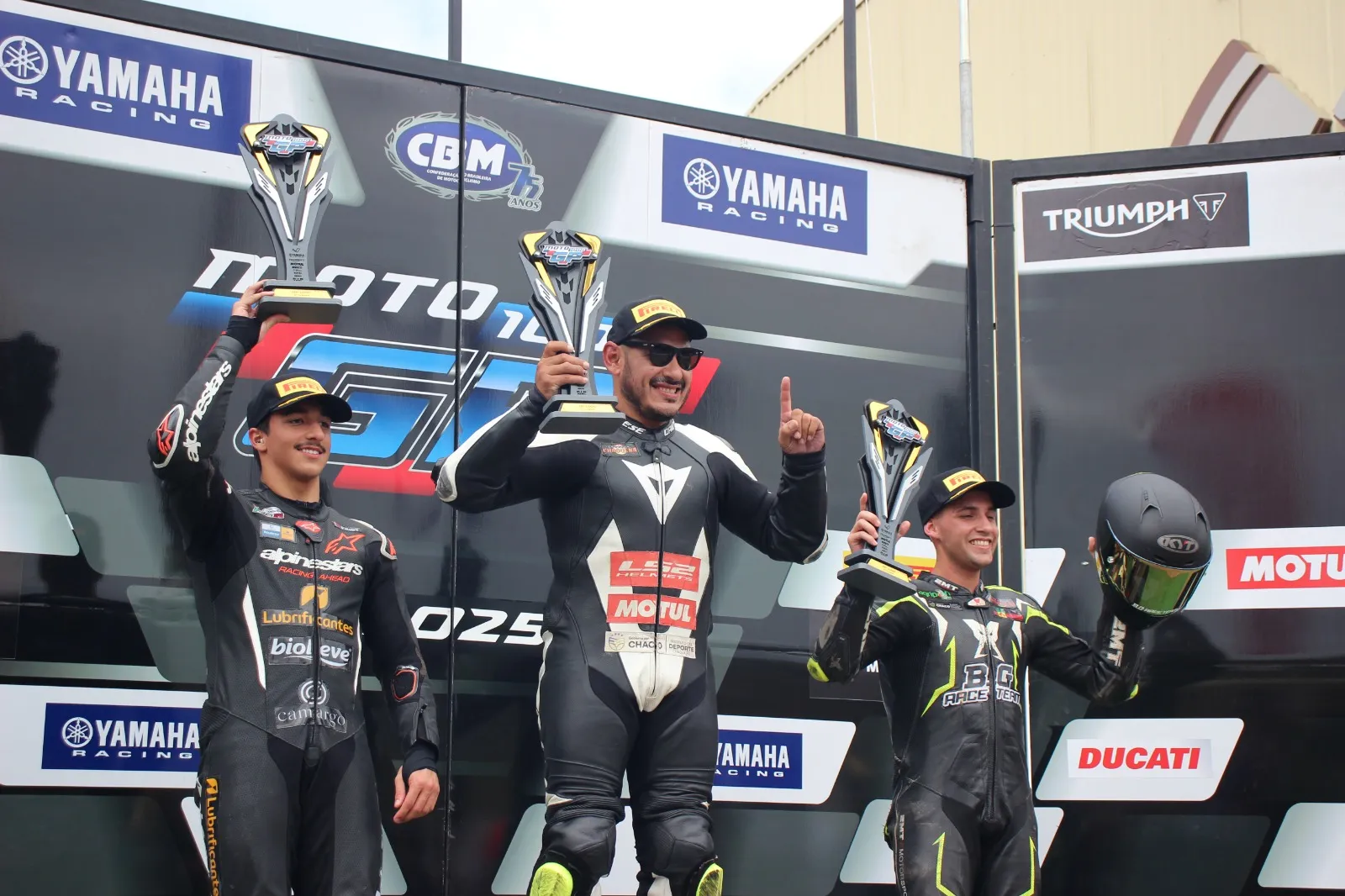 Aí que inveja dos argentinos! Nos campos e na pista