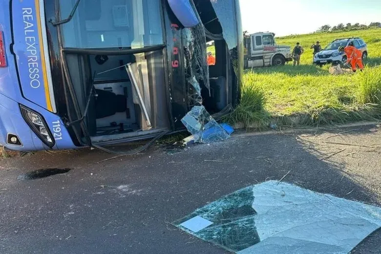 Dez pessoas morrem em capotamento de ônibus