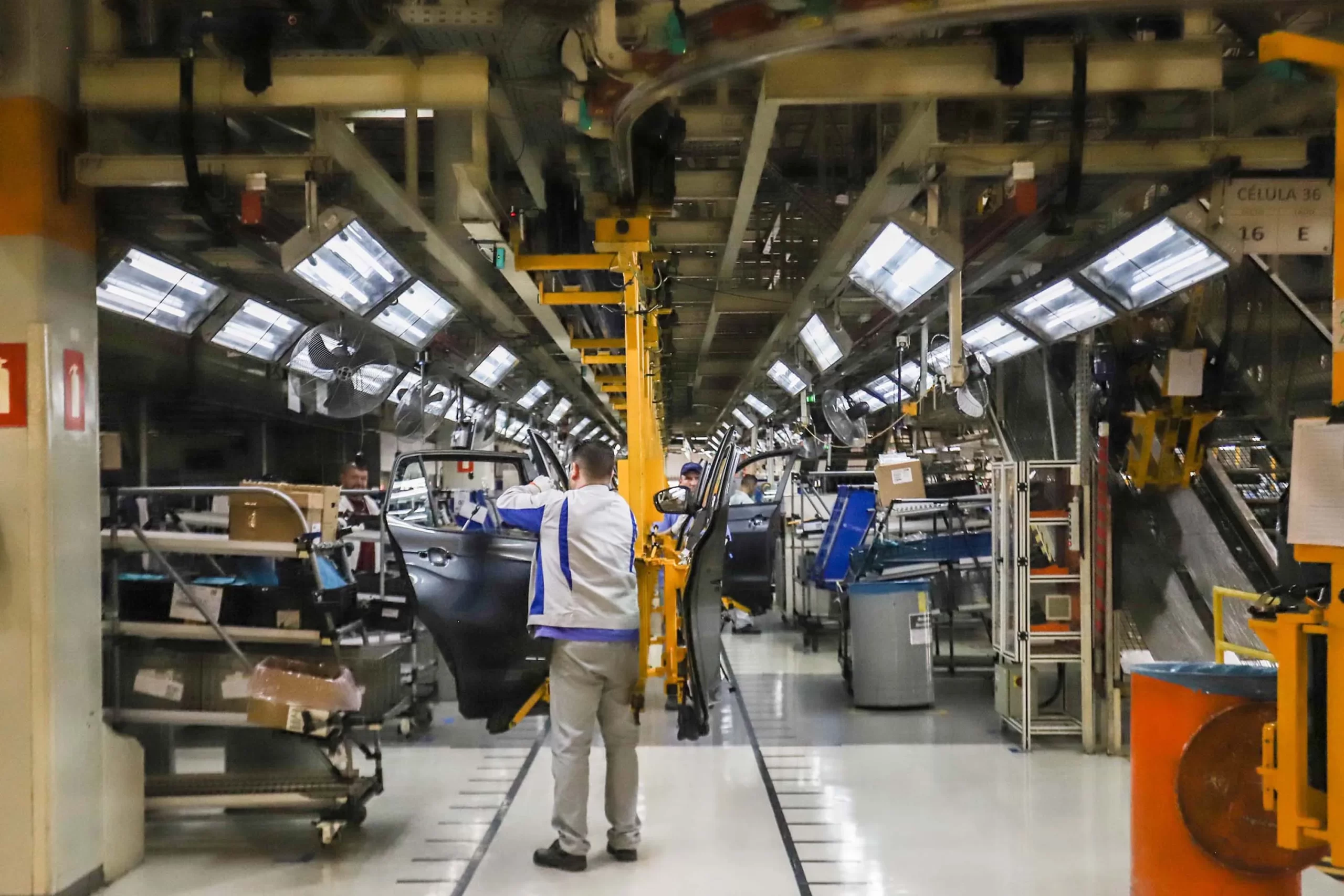 Com salto de 2%, indústria do Paraná foi o principal motor do Brasil em fevereiro, aponta IBGE