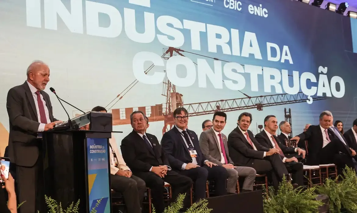 Lula defende soluções criativas para reduzir déficit habitacional