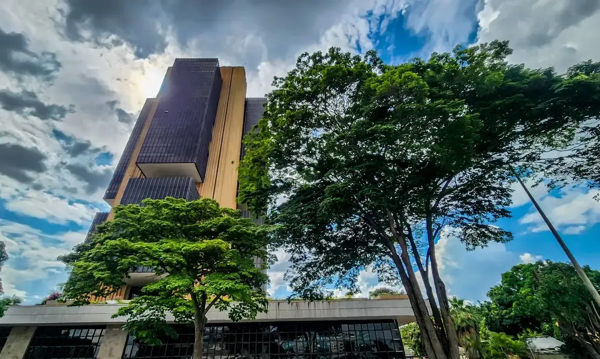 Juros médios cobrados pelos bancos chegam a 43,7% ao ano em fevereiro