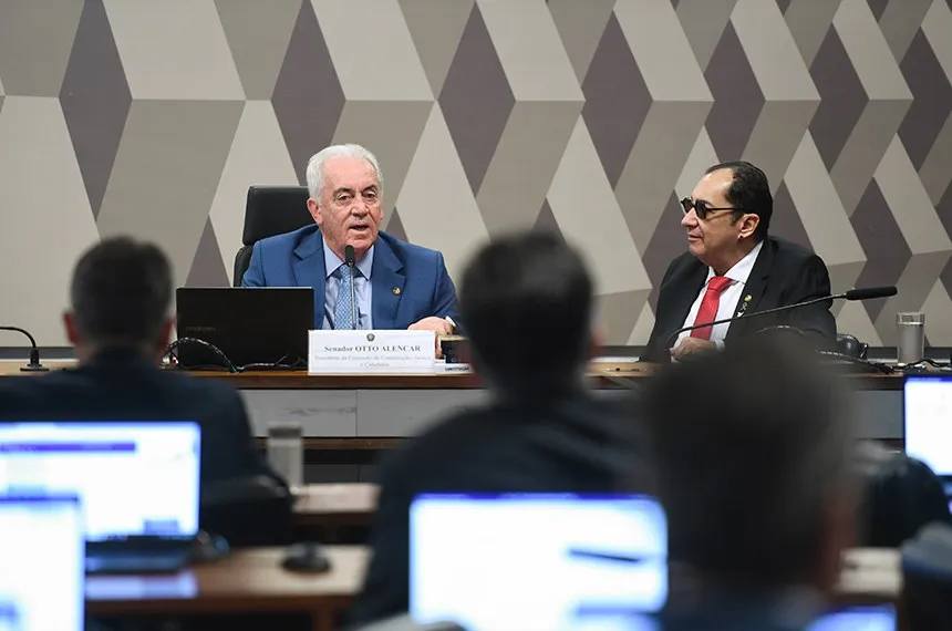 Retirada de pauta de PEC que acaba com reeleição gera embate entre senadores