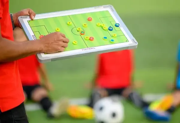 Clube de futebol de Curitiba deve pagar indenização à auxiliar técnico, após falsificar contrato