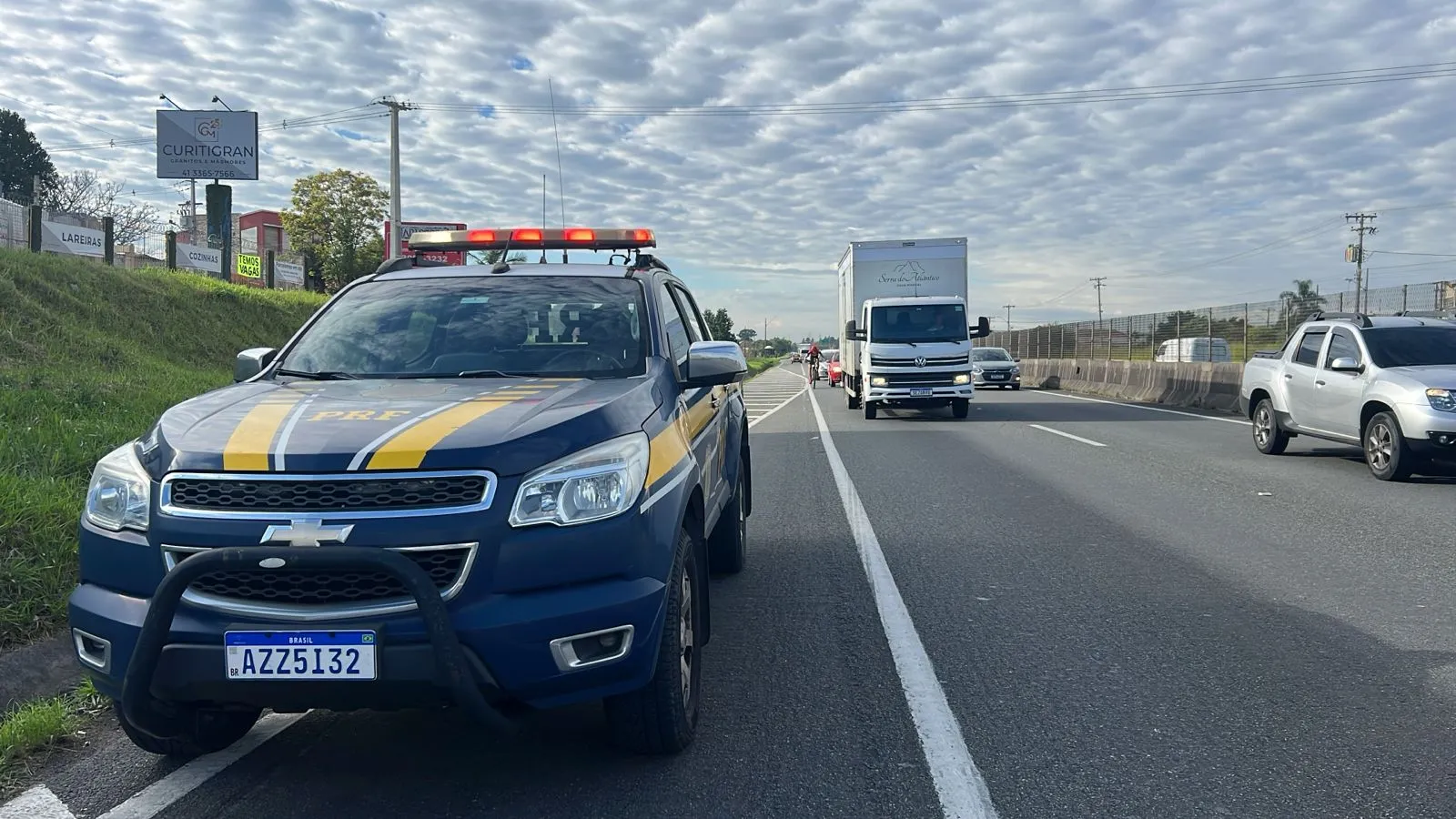 Em menos de 1 hora, PRF flagra 64 veículos transitando no acostamento na BR-277