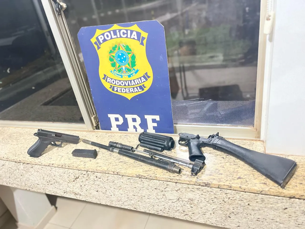 PRF apreende fuzil e pistola durante abordagem na BR-277