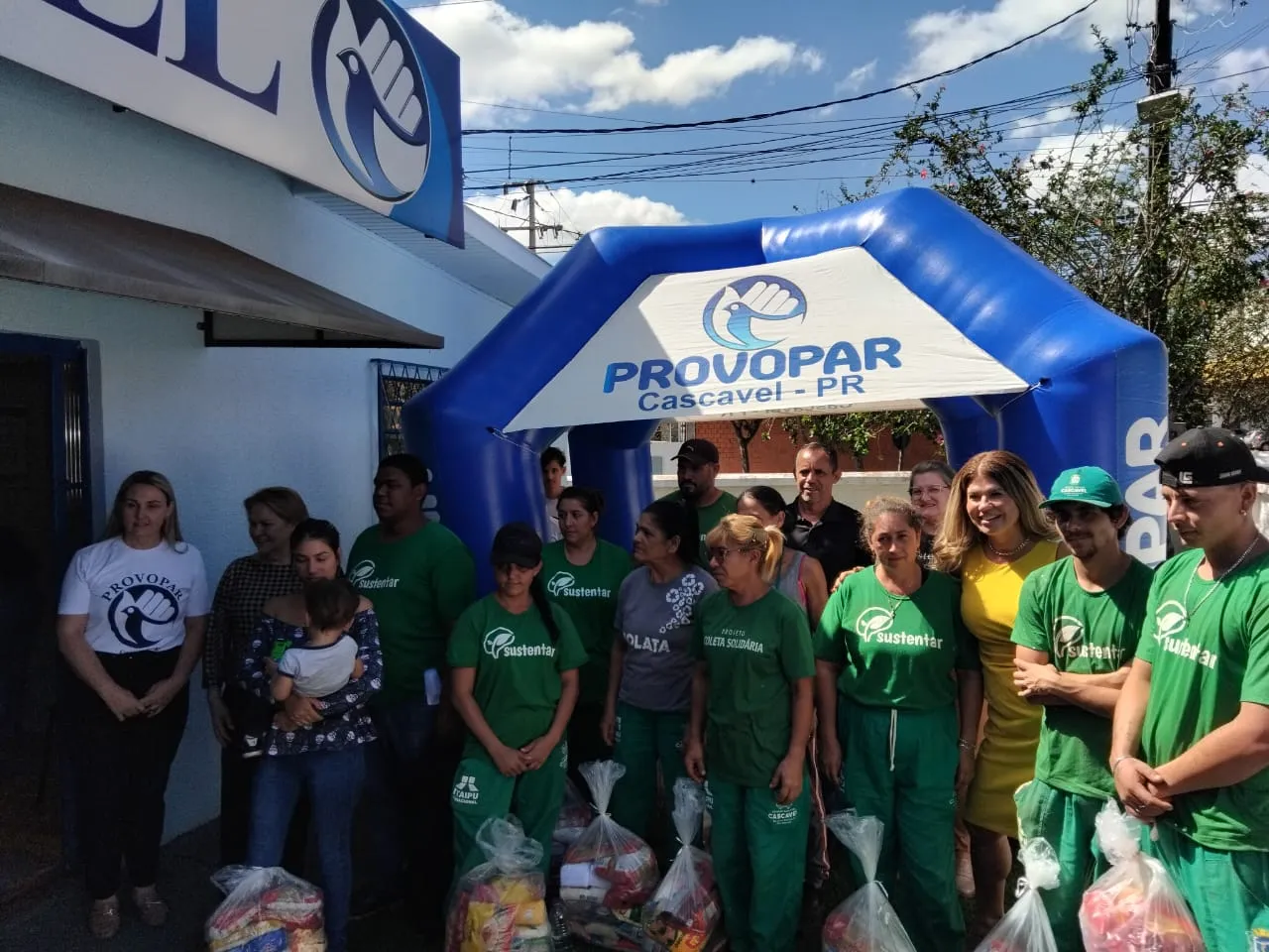 Ação solidária da Provopar entrega uma tonelada de alimentos para famílias de ecopontos em Cascavel