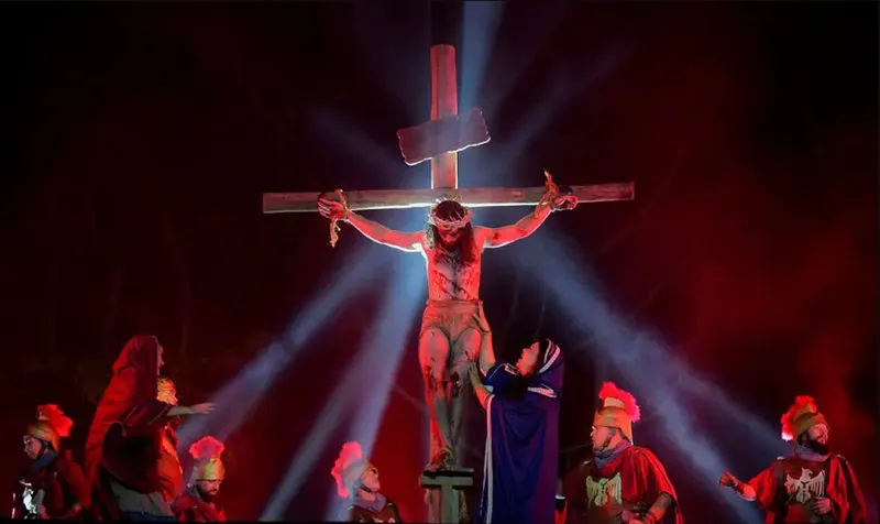 Encenações, vigílias, procissões e missas renovam a fé na Páscoa de Curitiba