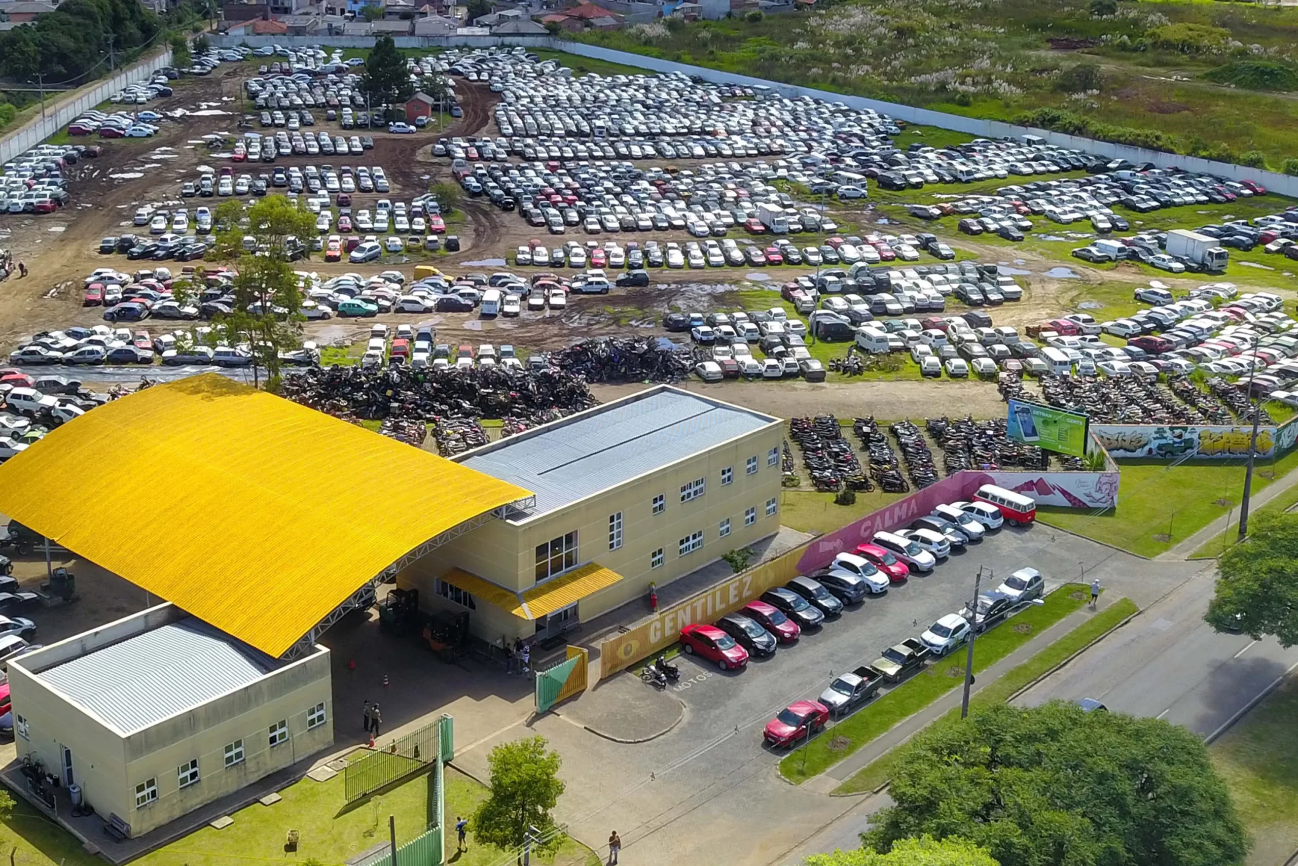 Governo Ratinho Junior é acionado na Justiça por contrato milionário dos pátios do Detran