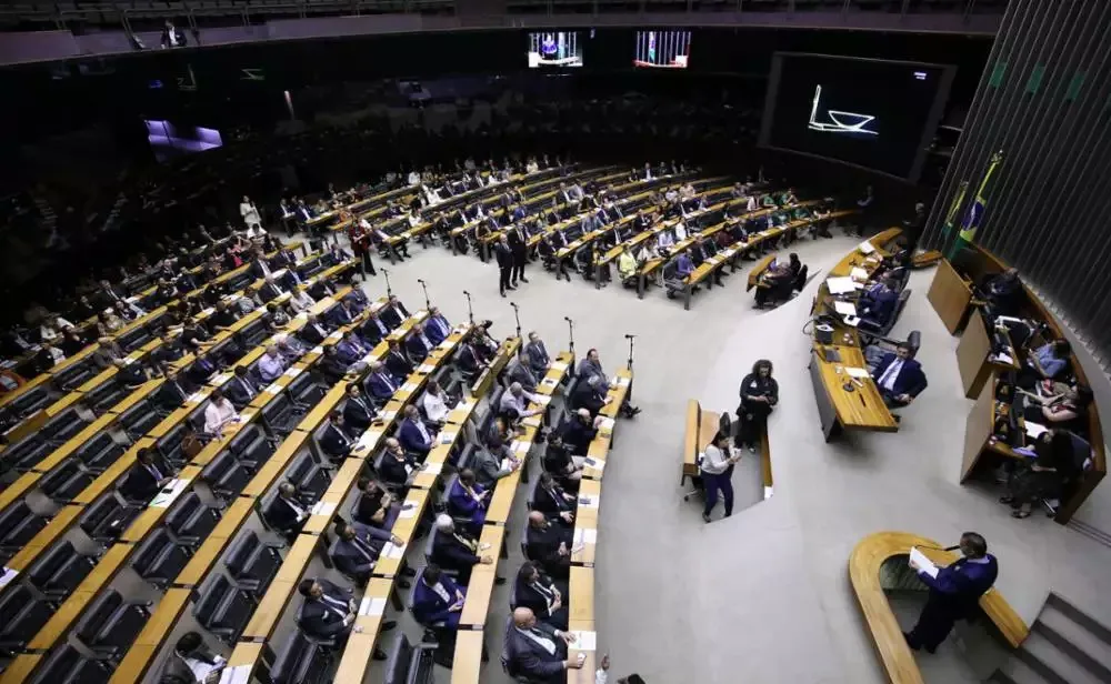 Câmara: 146 deputados da base assinam urgência para anistia