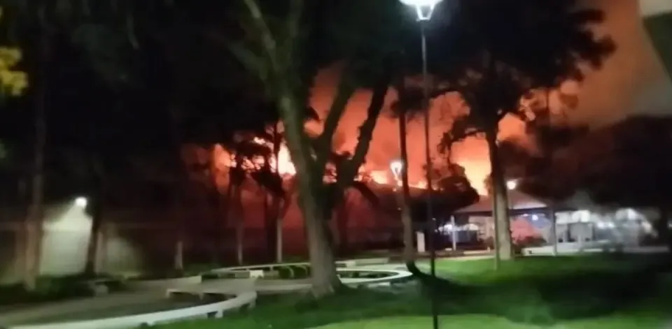 Incêndio de grandes proporções atinge Teatro da PUC em Curitiba