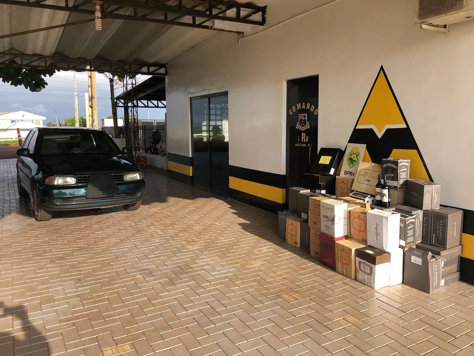 Polícia Militar Rodoviária apreende 380 garrafas de vinho na PR-486