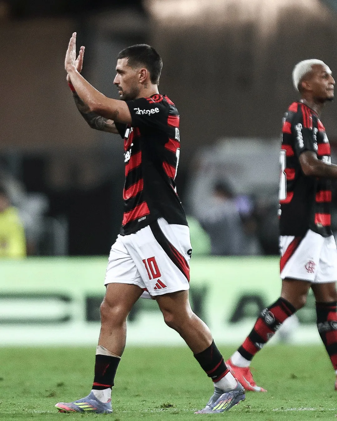 Flamengo goleia no Maracanã para liderar o Campeonato Brasileiro