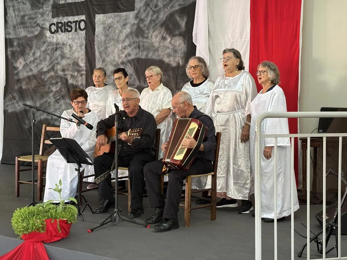 Idosos ser reúnem para celebração da Páscoa, em Toledo