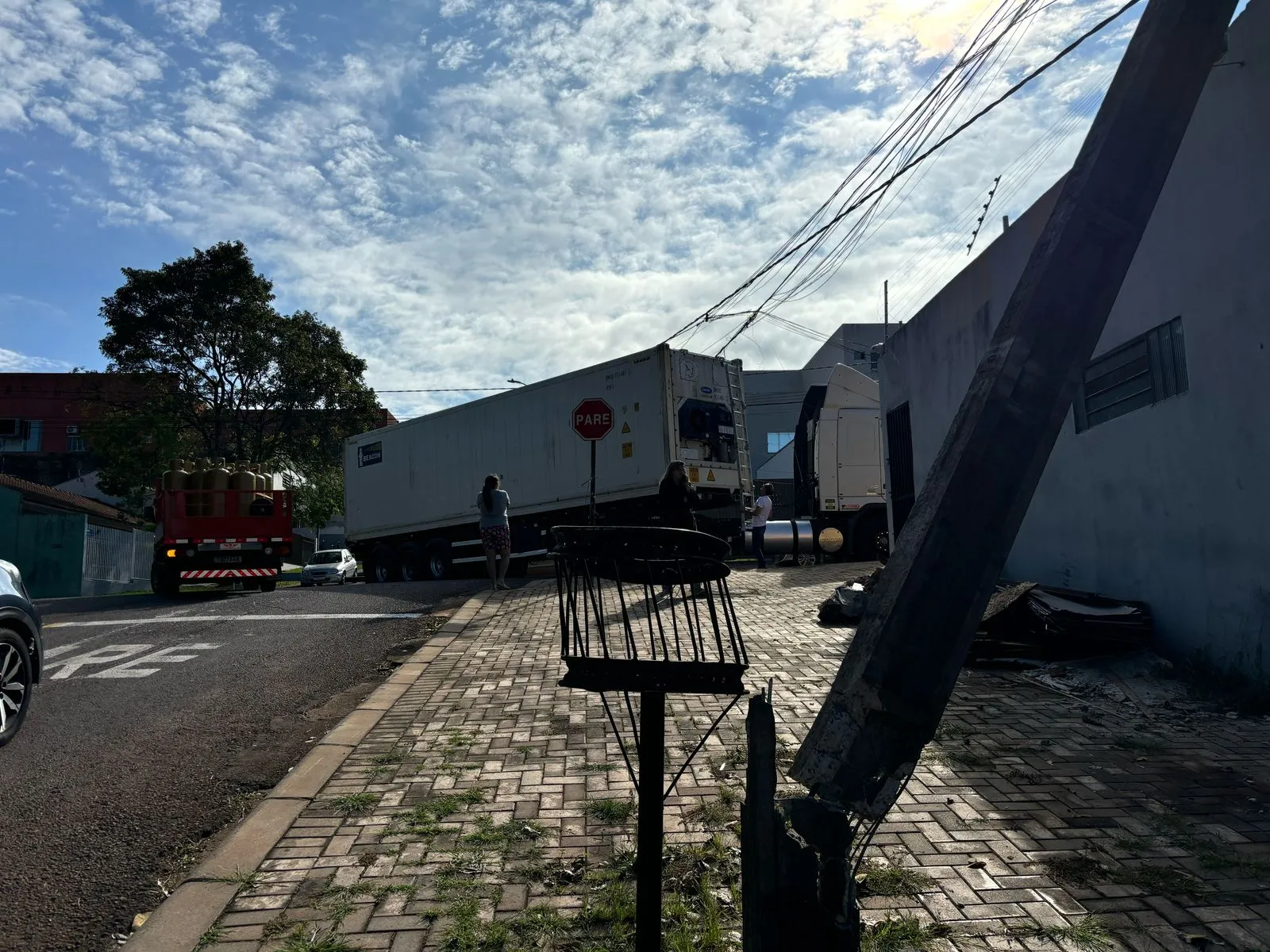 Caminhão enrosca em fios, derruba poste e deixa população sem energia