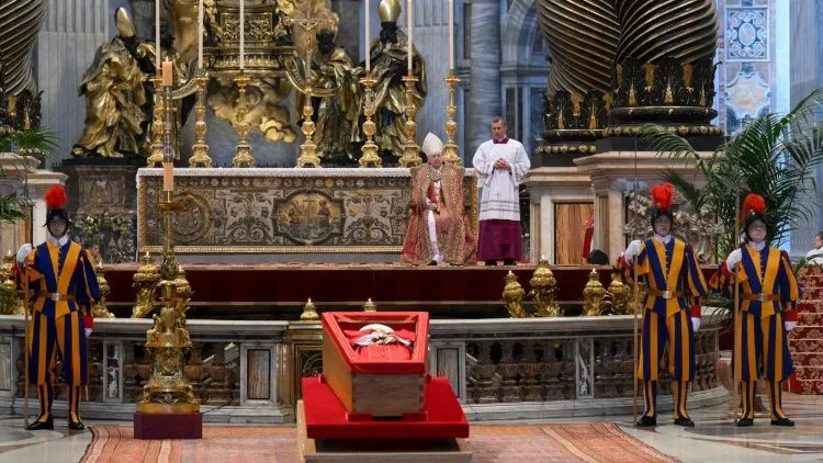 Papa Francisco: velório é aberto ao público no Vaticano