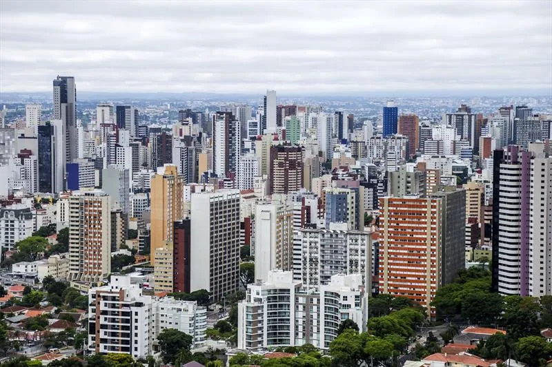 Curitiba tem que manter contrato com 1ª colocada em licitação para limpeza urbana no valor de R$ 16,3 milhões