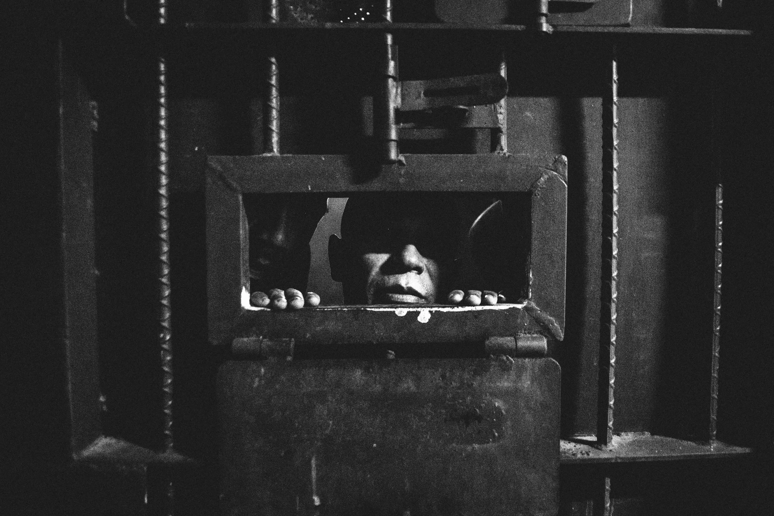 Exposição “Desse Lado do Muro” abre as portas do antigo Centro de Triagem em Curitiba