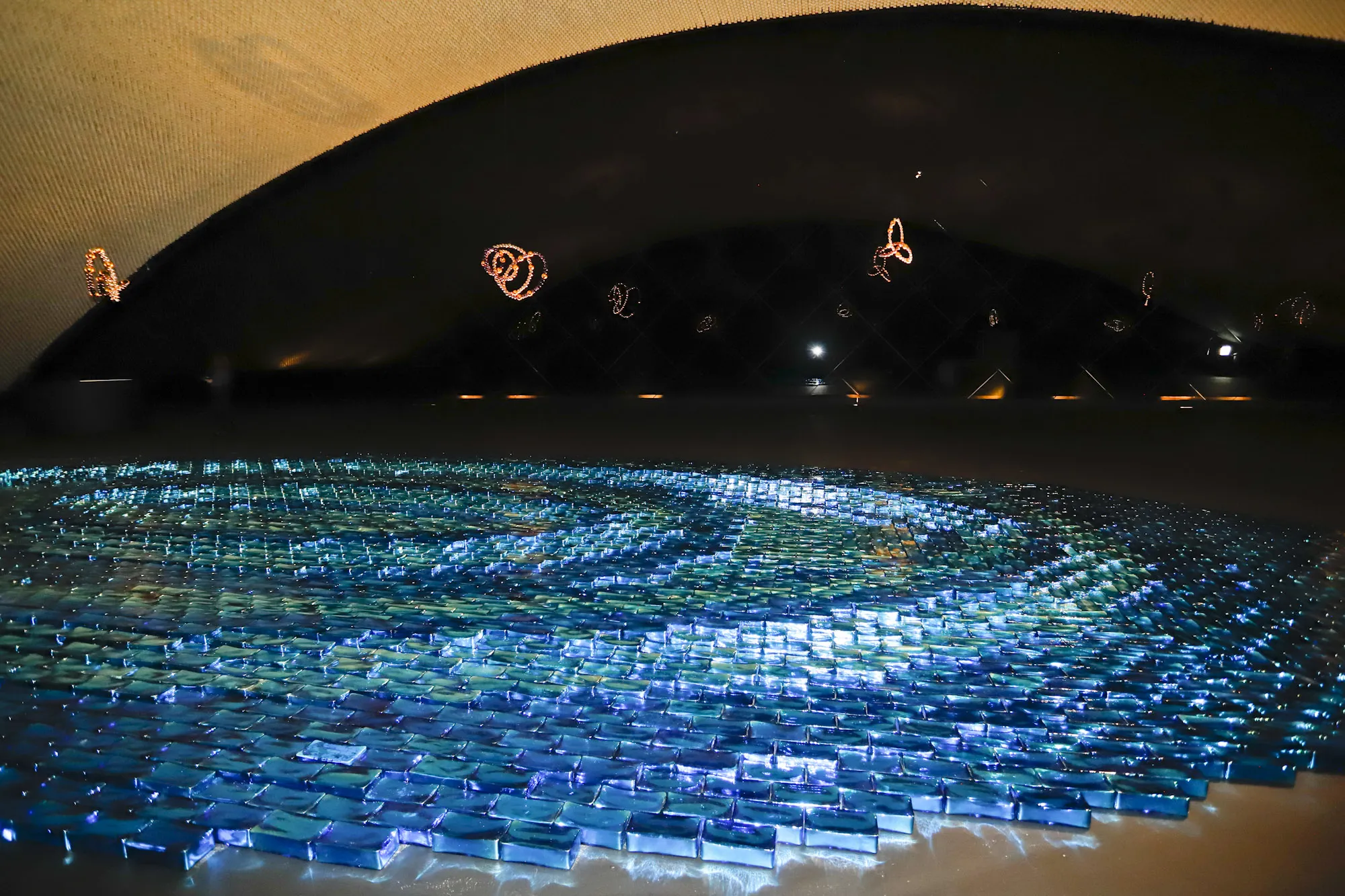 Homenagem a Niemeyer, exposição “O Olho da Noite” fica em cartaz no MON até domingo