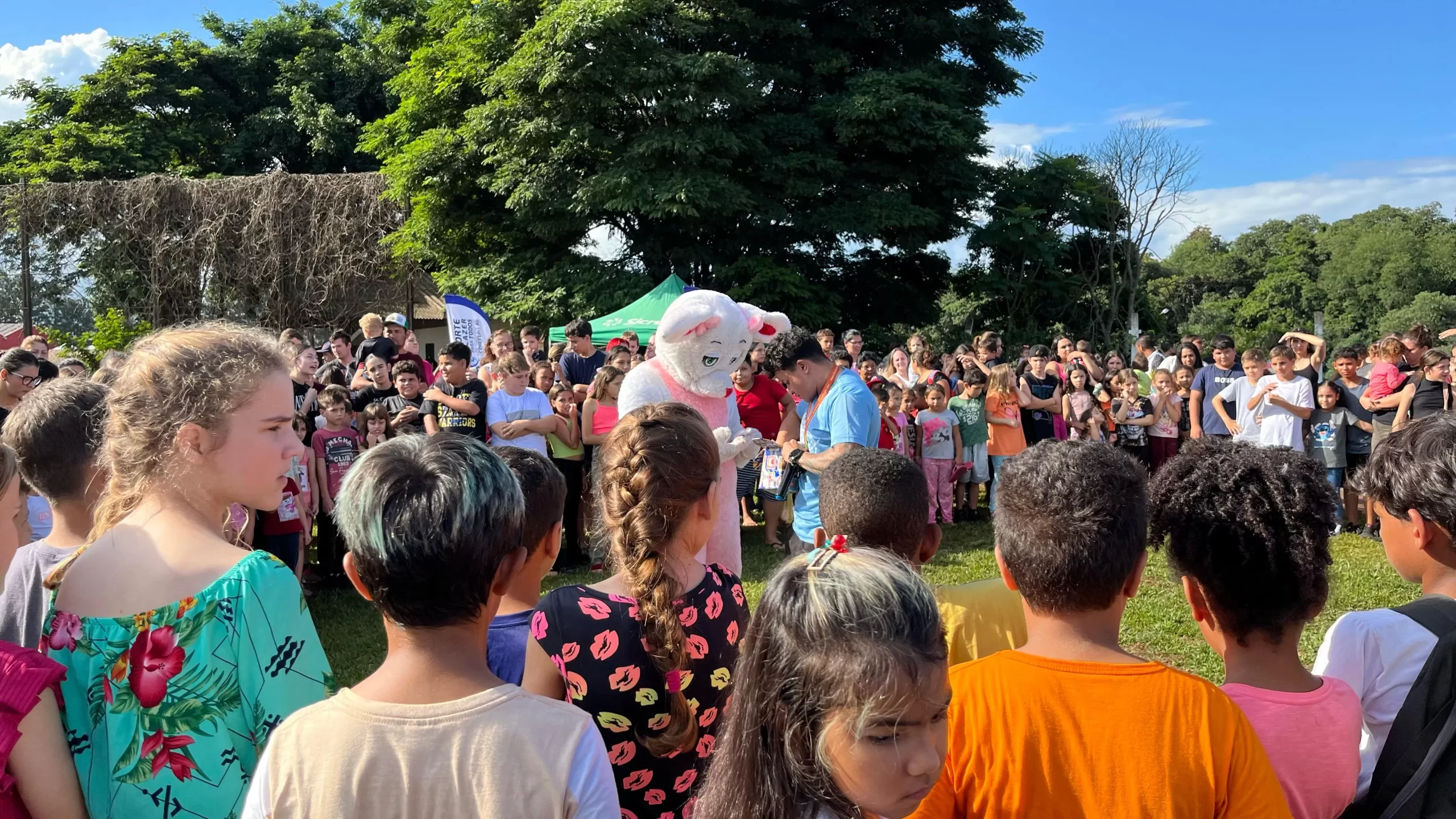 Caça aos Ovos reúne mais de 500 crianças em celebração à Páscoa no Centro de Eventos