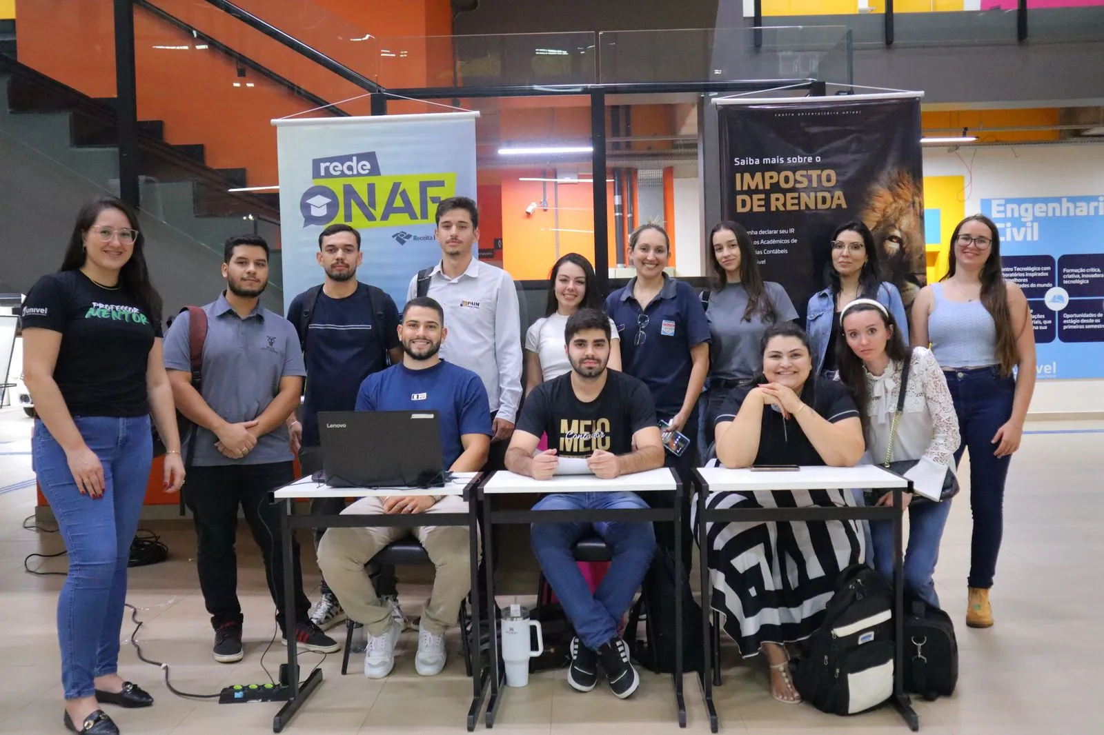 Acadêmicos de curso de contabilidade  realizam declaração do imposto de renda gratuitamente para a comunidade