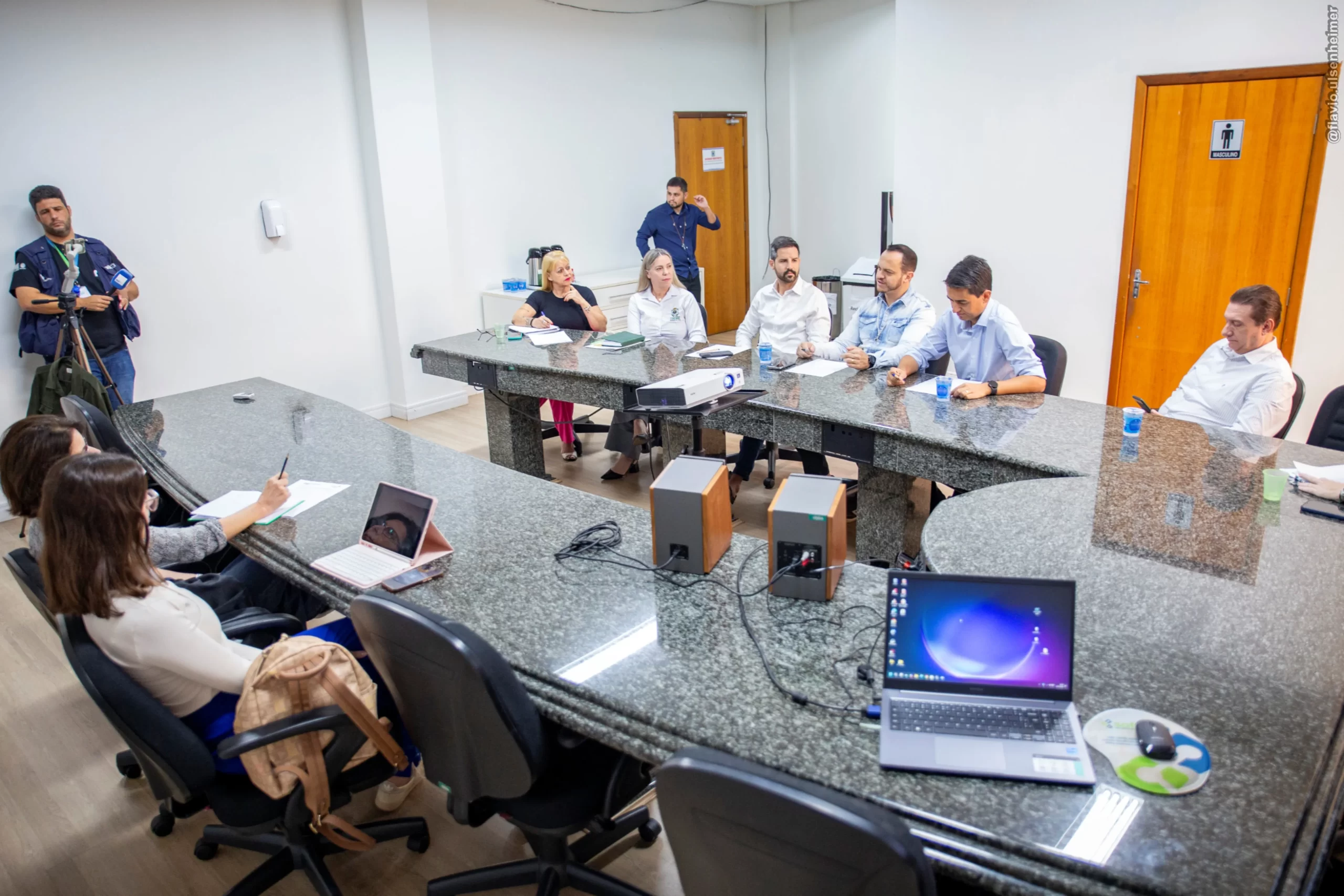 Reunião prepara campanha nas escolas para combate ao uso do cigarro eletrônico